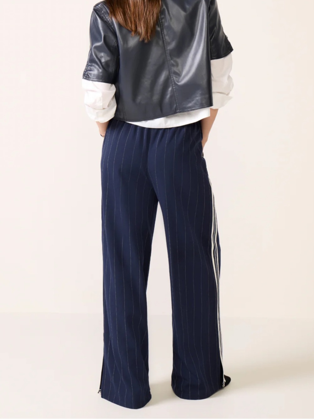 EVEREVE Tala Track Pant in Navy Blue Pinstripes - Picture 3 of 10